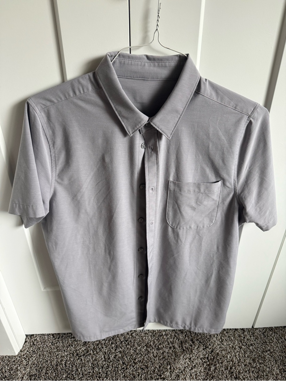 Vuori Men's Short Sleeve Button-Up Shirt - Gray. Size medium